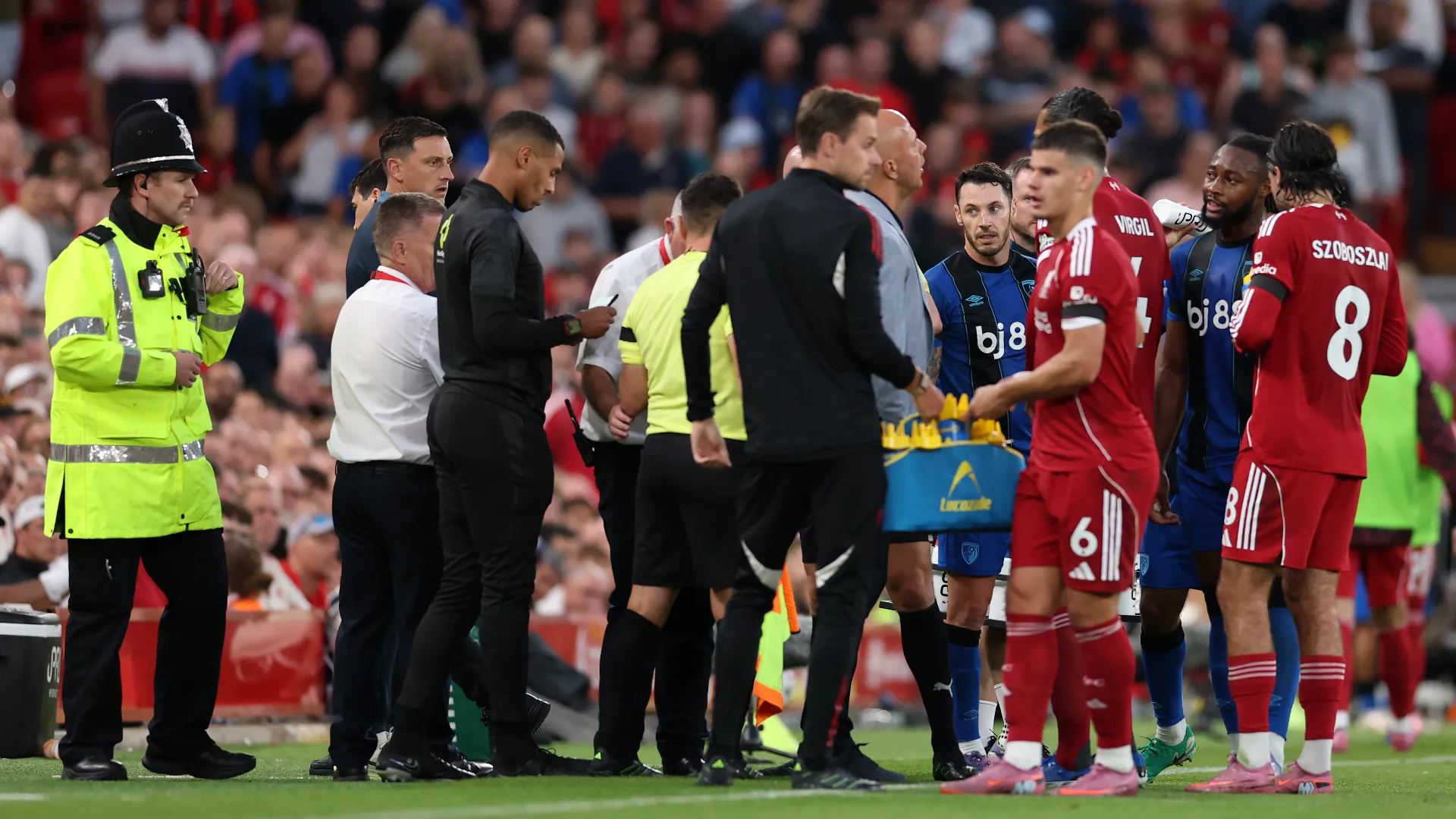 Vergogna a Liverpool, l'arbitro sospende la partita
