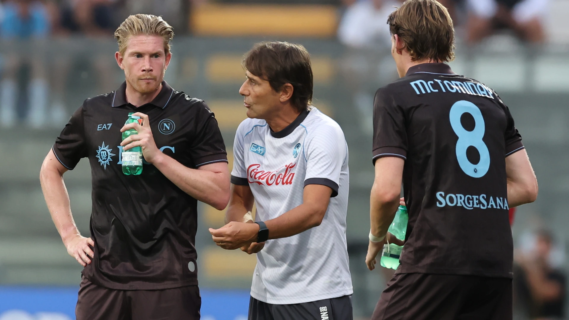 A segno per i partenopei Politano e Lucca. In campo anche McTominay e De Bruyne