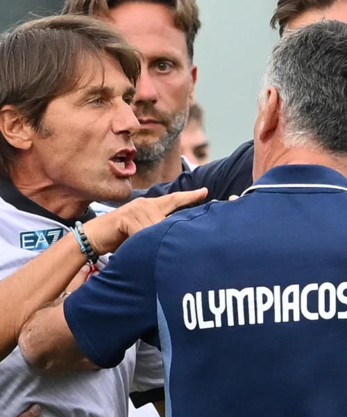 Napoli-Olympiacos tutt’altro che amichevole, Antonio Conte esplode in panchina: le foto