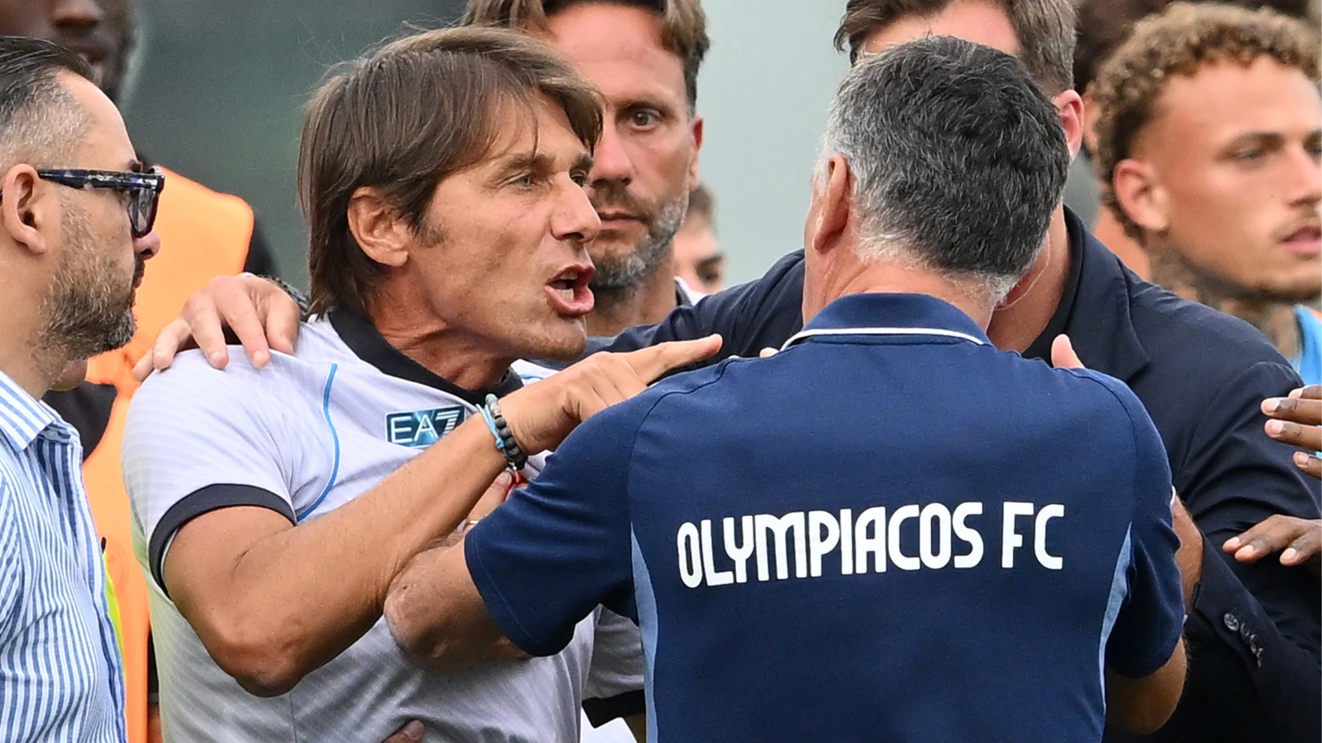 Napoli-Olympiacos tutt’altro che amichevole, Antonio Conte esplode in panchina: le foto