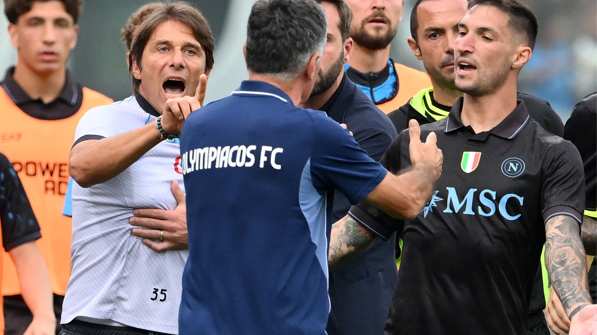 Al 35', sul punteggio di 1-0 per il Napoli, un intervento duro di El Kaabi su Rrahmani non è andato giù ad Antonio Conte