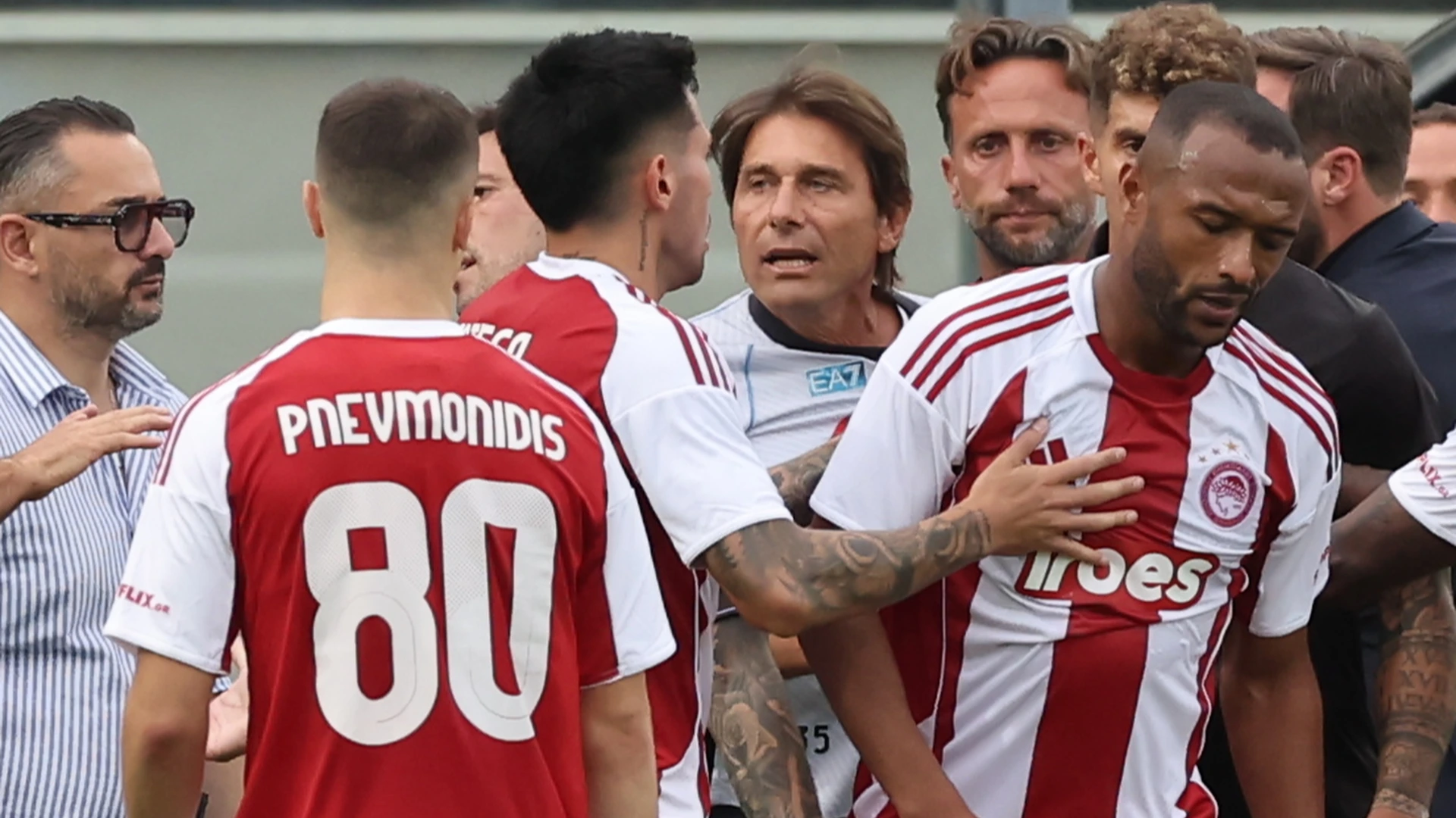 Nessun provvedimento invece da parte dell'arbitro, nonostante le vibranti proteste
