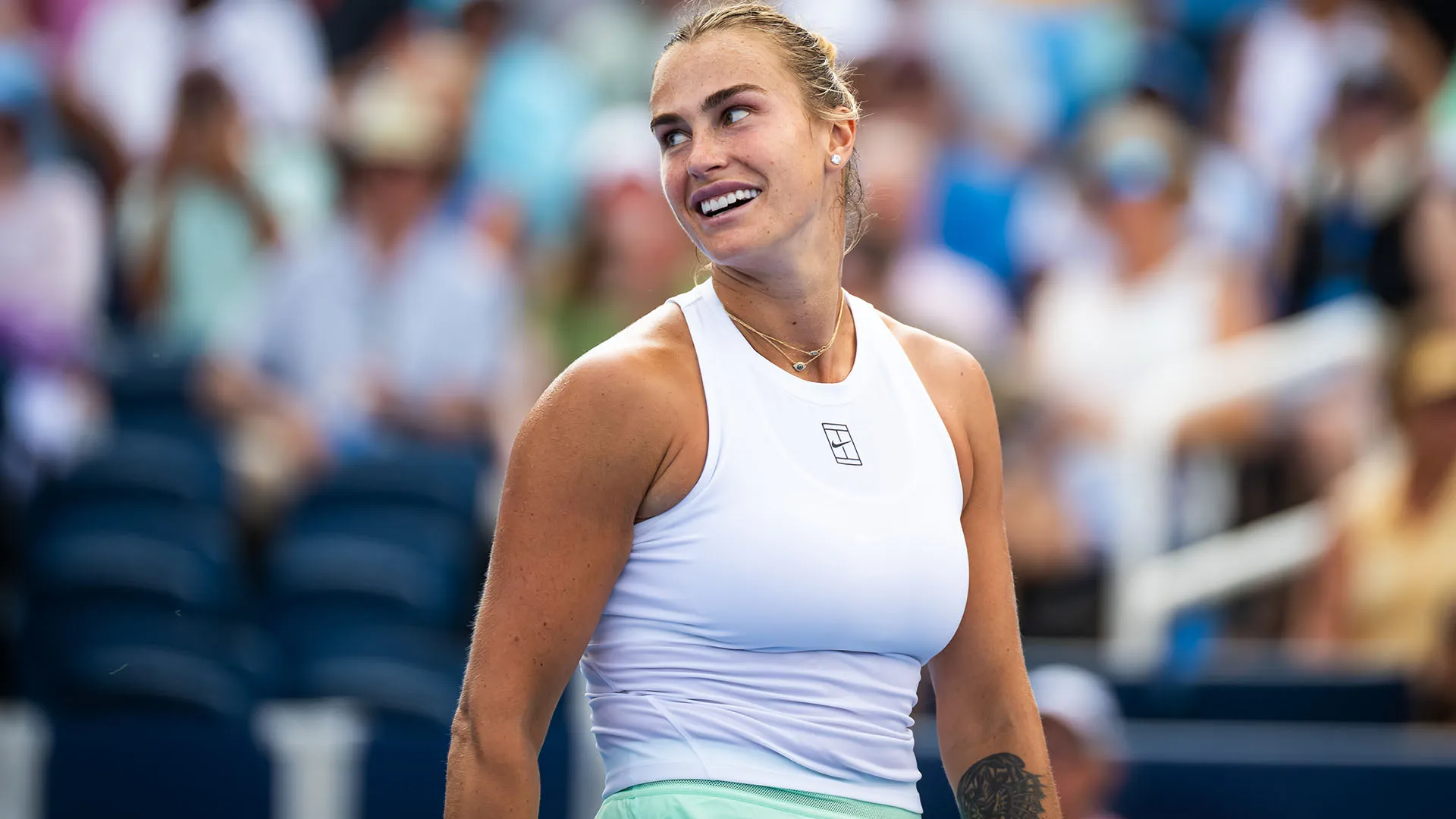 La tennista inglese ha confermato i suoi progressi e ha messo in grande difficoltà la campionessa bielorussa, che si è imposta solo al tie-break del terzo set dopo un match molto combattuto