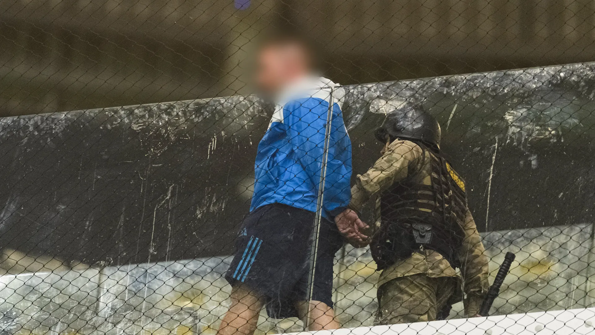 I tifosi sugli spalti si sono scontrati con il personale di sicurezza
