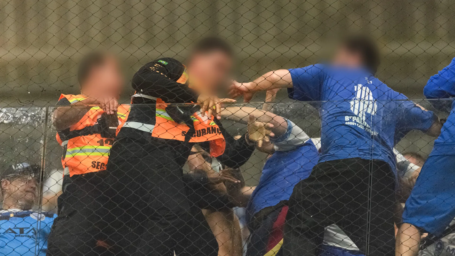 Alcuni soldati sono saliti sugli spalti per riportare l'ordine
