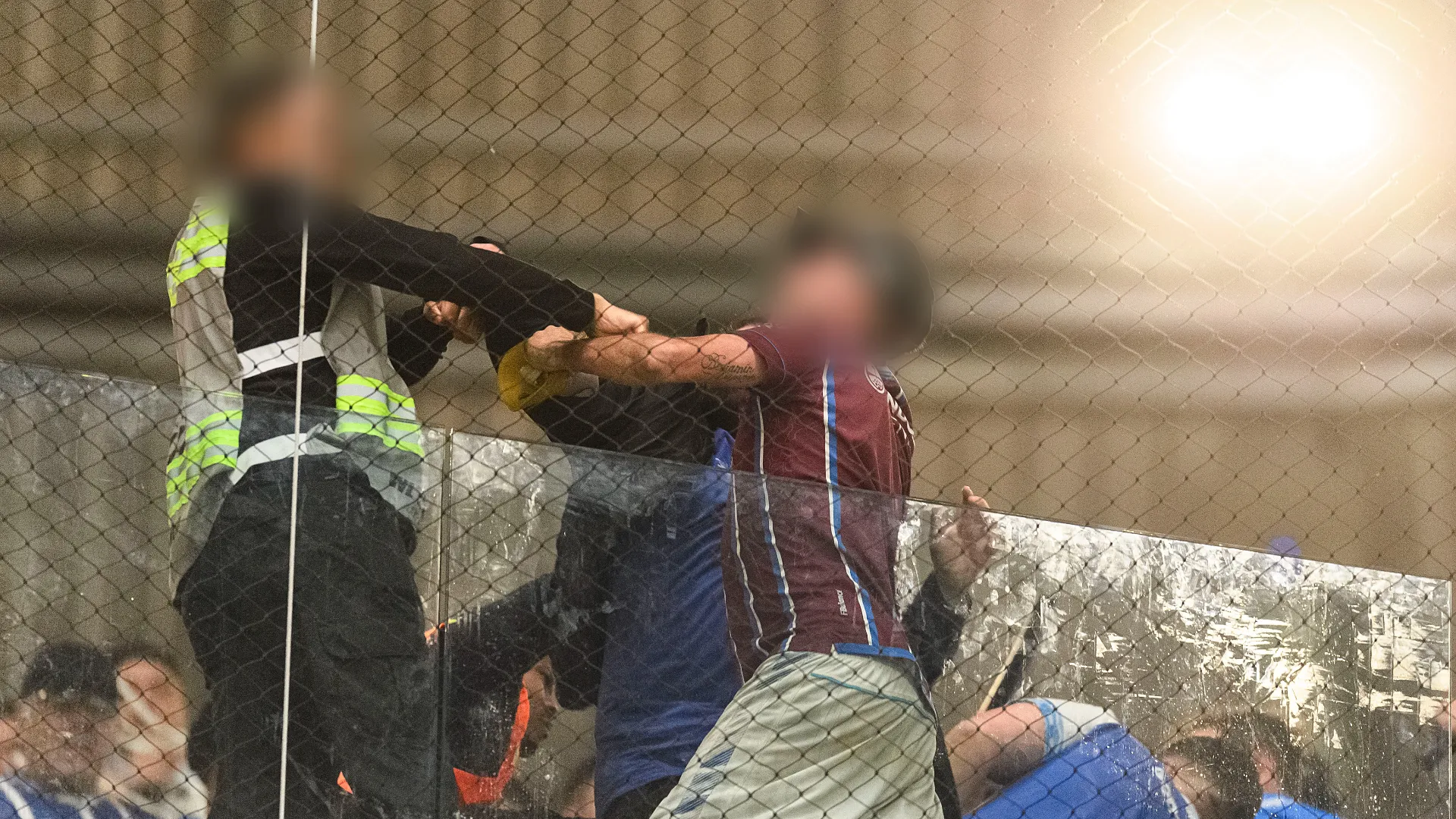 Le autorità prenderanno provvedimenti contro i tifosi violenti 