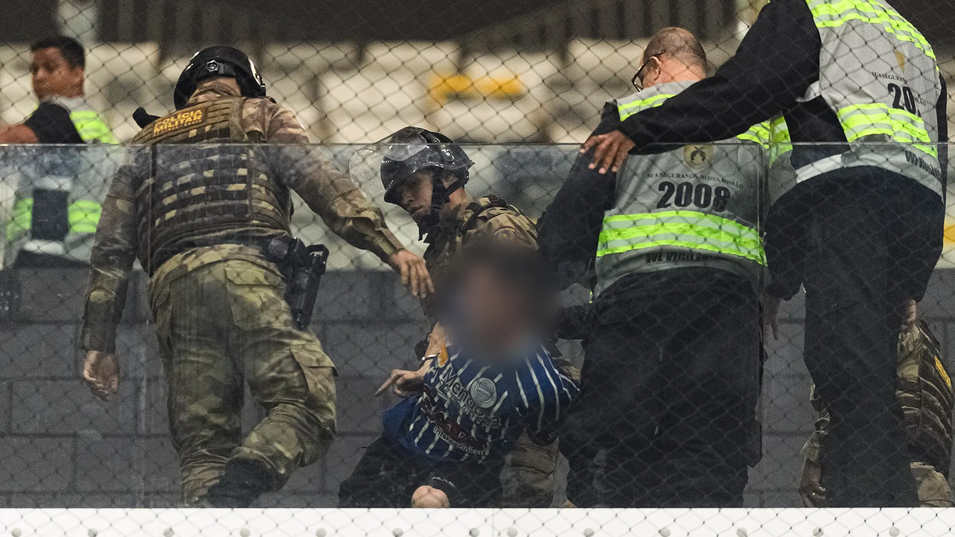 Caos totale in Brasile, interviene anche l'esercito. Foto
