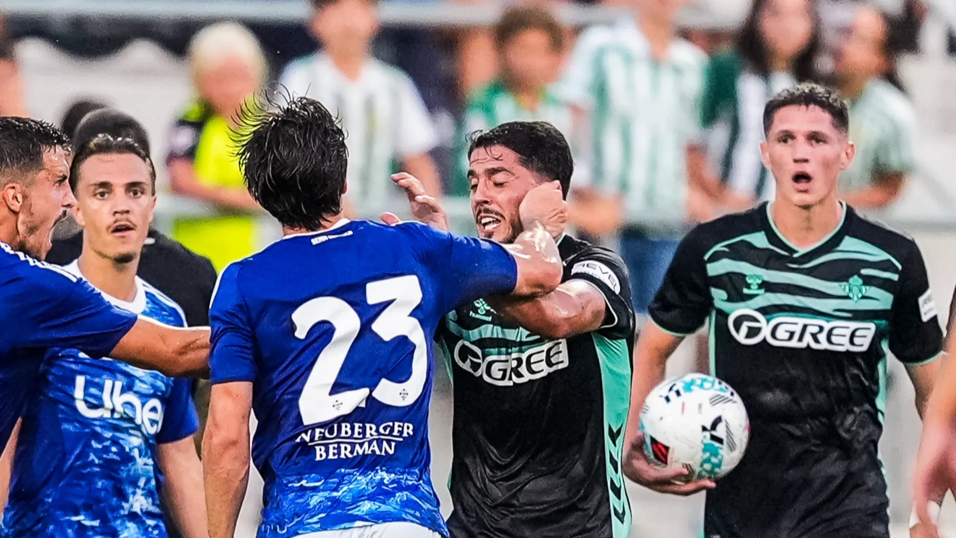 Ad un certo punto è esplosa una violenta rissa, partita da una serie di schiaffi tra Fornals e Perrone