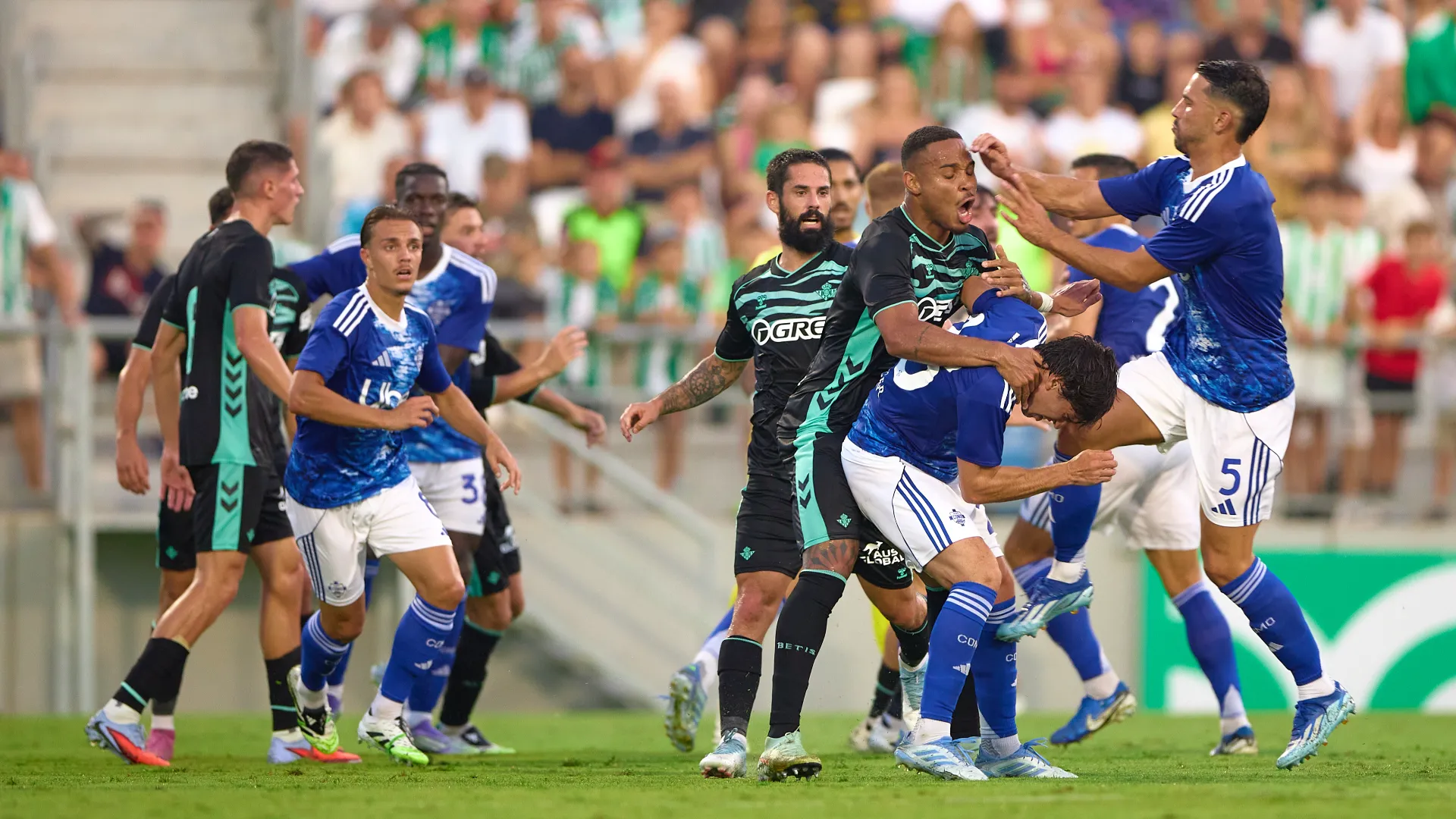 Succede di tutto in Betis-Como: due gli espulsi e tanto nervosismo in campo