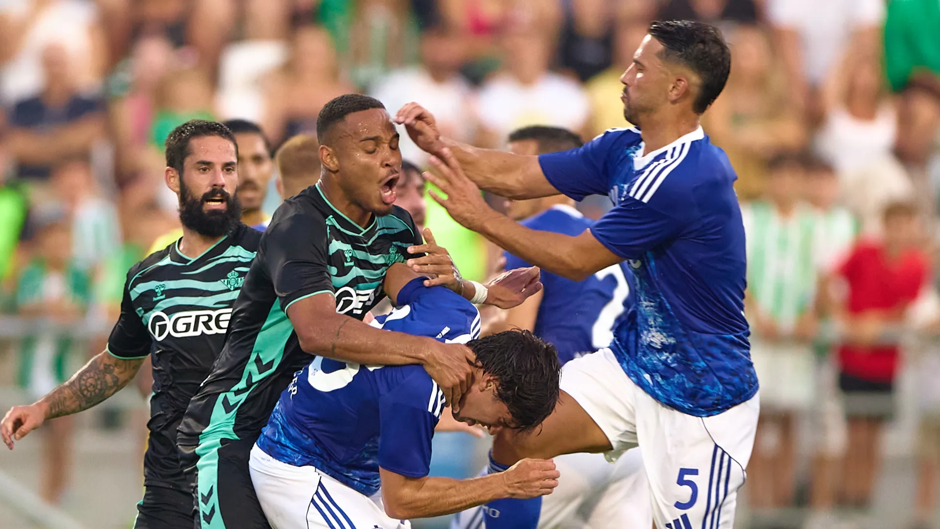 Si sono accese diverse zuffe in campo