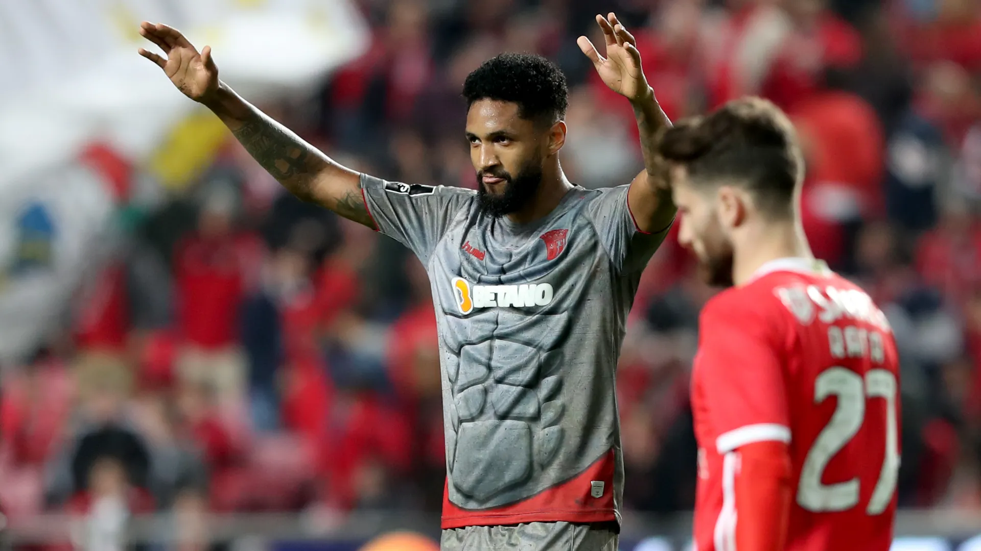 Un’armatura al posto della maglia: le foto dello speciale kit