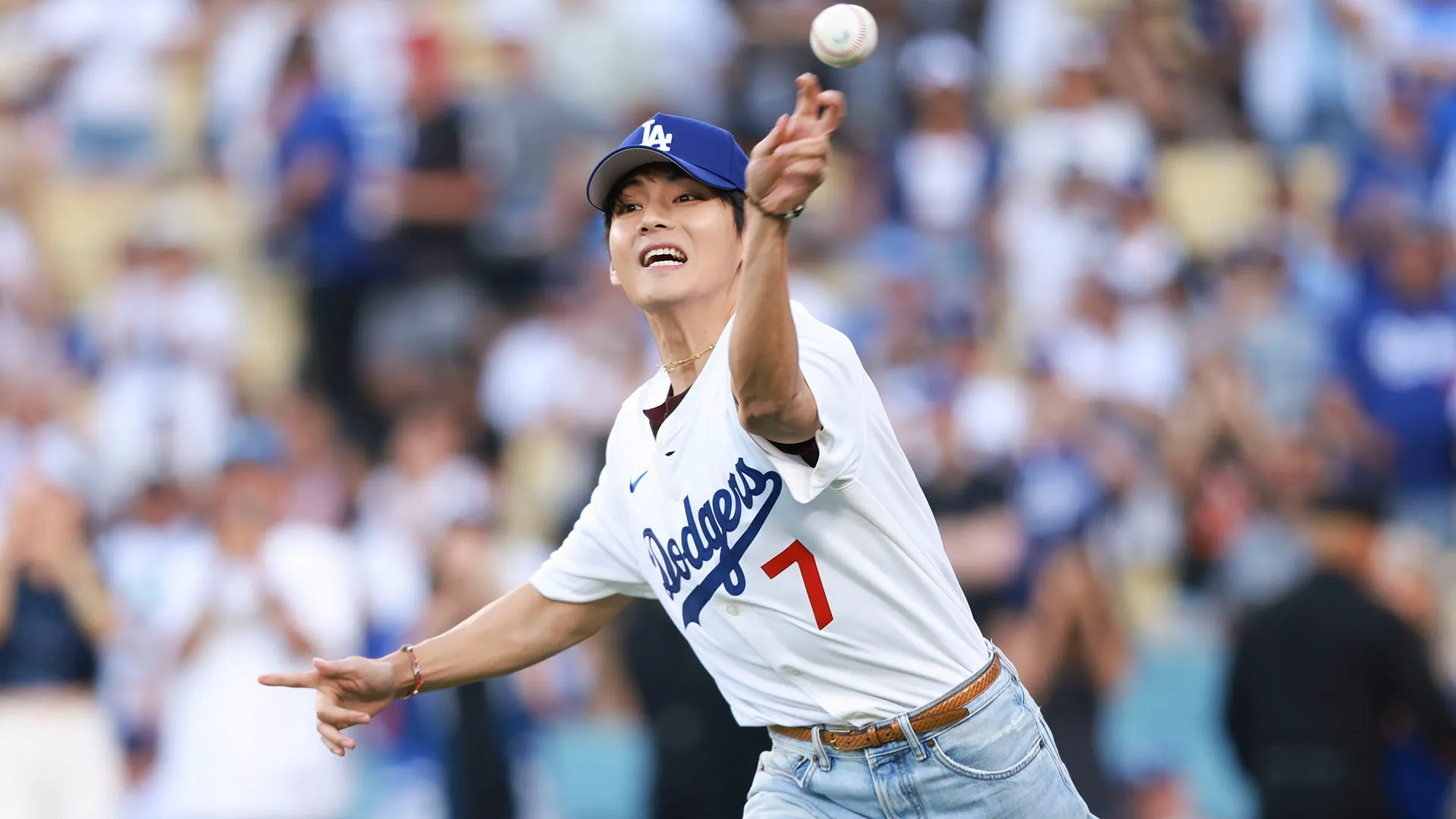 V, il cui vero nome è Kim Taehyung ha parlato brevemente con Ohtani prima della partita