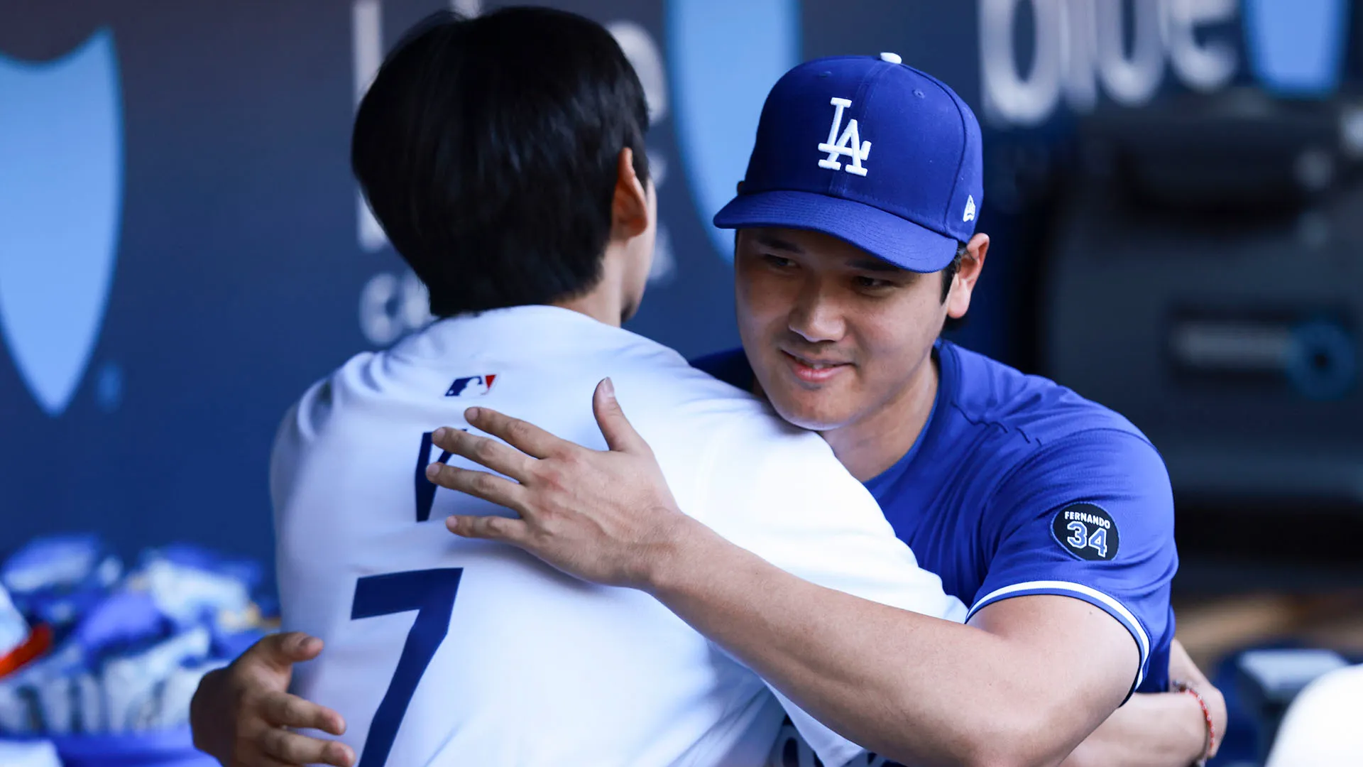 Ohtani e V hanno chiacchierato di fronte a un folto gruppo di fotografi