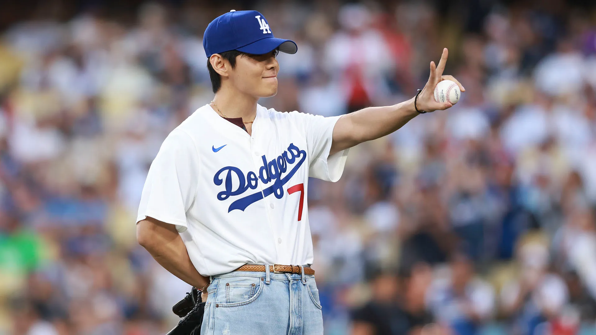 V, il membro della band BTS, ha effettuato il primo lancio della partita tra i Los Angeles Dodgers e i Cincinnati Reds