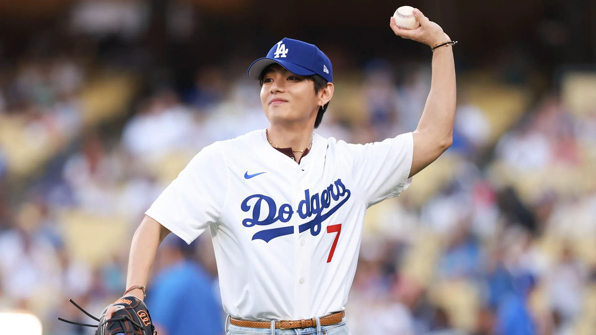 Vestito con i jeans e una maglia numero 7 dei Dodgers, V ha rubato la scena