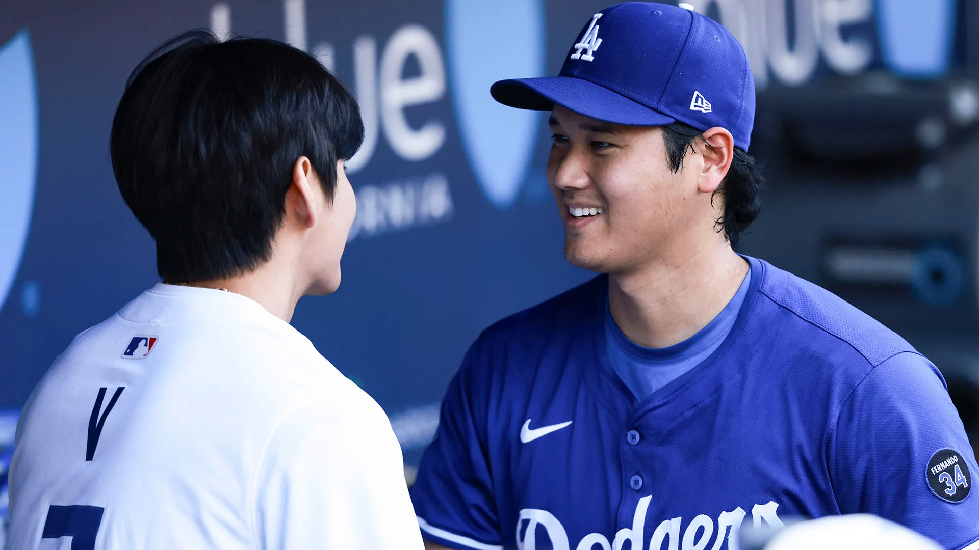 V ha incontrato ed abbracciato i leggendario campione giapponese prima del match dei Dodgers