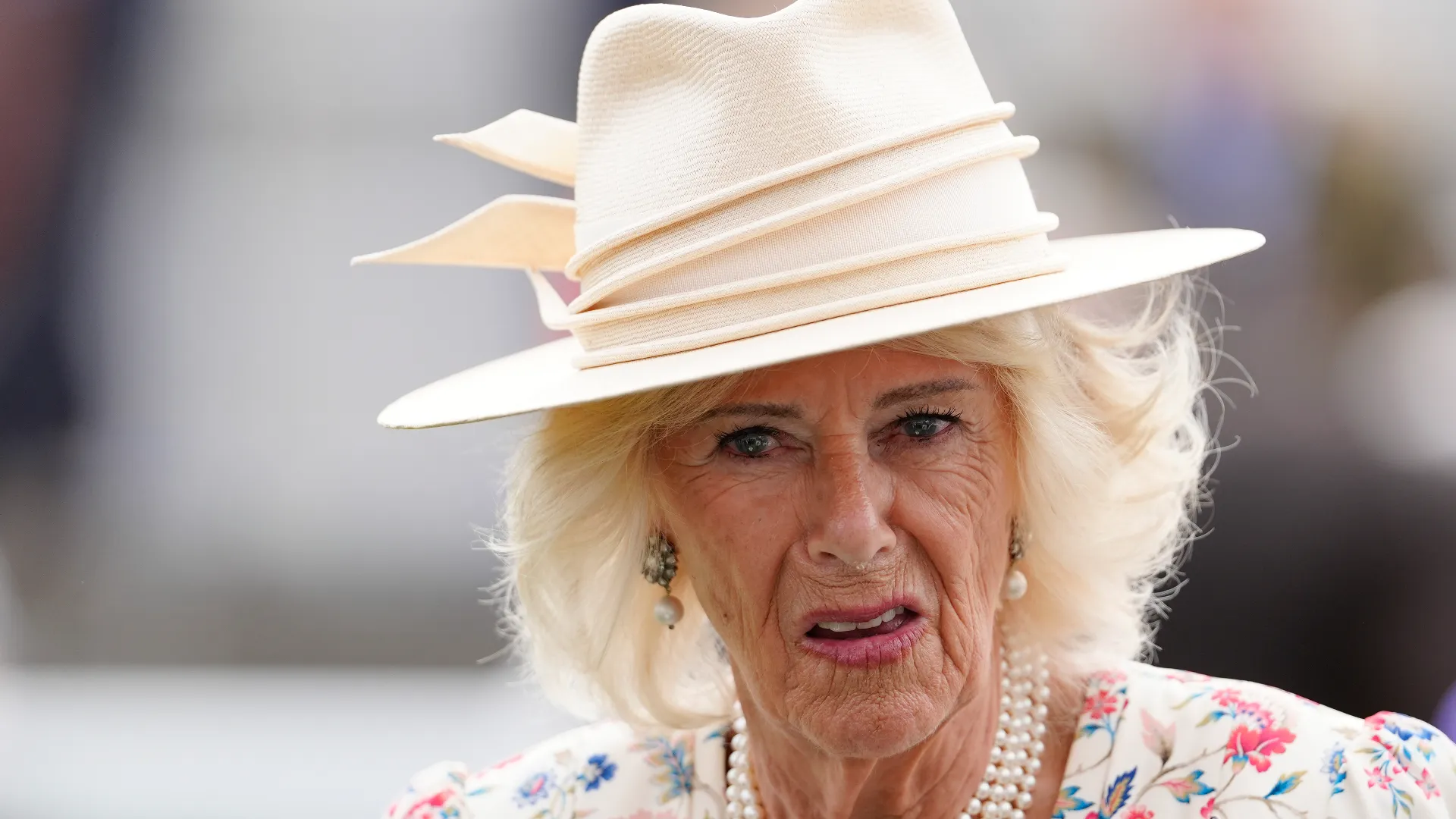 ... e ha consegnato il trofeo della Yorkshire Oaks al fantino Ryan Moore