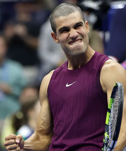 Alcaraz, il nuovo sorprendente look divide i tifosi: tutta colpa di suo fratello. Foto