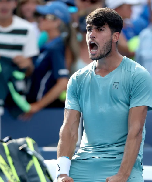 Carlos Alcaraz non stecca e va in finale contro Jannik Sinner