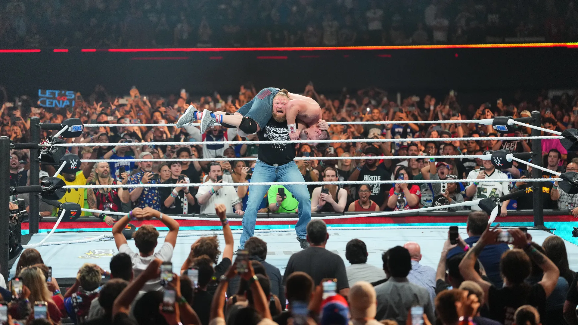 John Cena, mentre era da solo sul ring a prendere gli applausi dei tifosi, è stato aggredito da Brock Lesnar