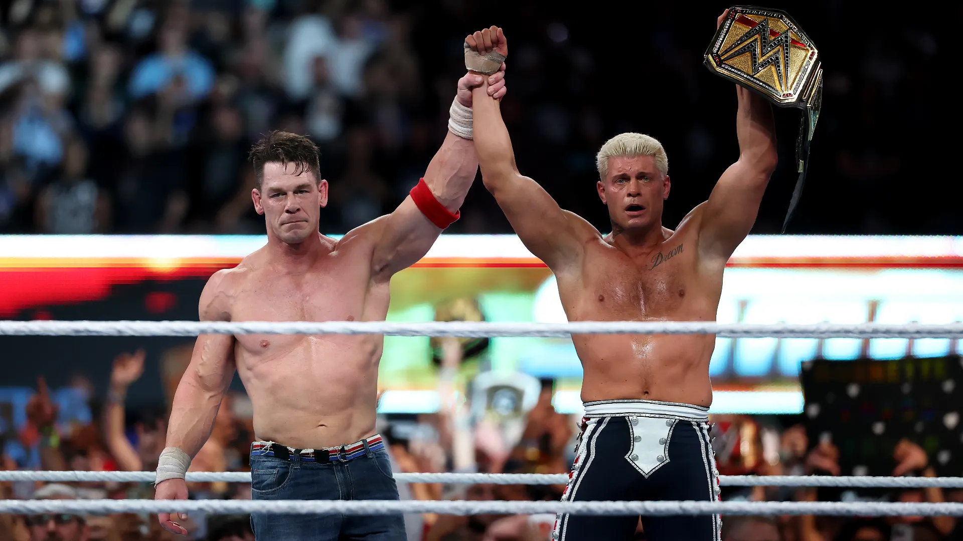 Al termine del match, Cena ha alzato il braccio del rivale riconoscendo la sua vittoria