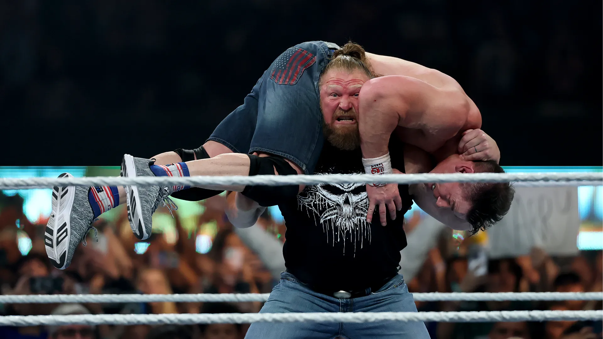 Lesnar, tornato a sorpresa in WWE dopo due anni di assenza, ha colpito Cena con un F5 lasciandolo inerme sul ring