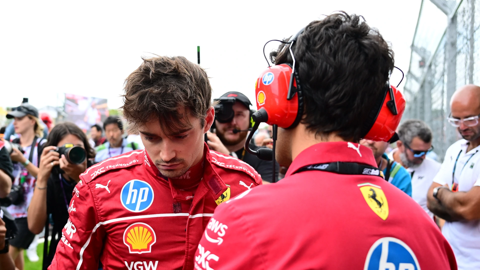 Rebus Ferrari, dai problemi di Leclerc alla frecciata di Russell: il clima resta infuocato
