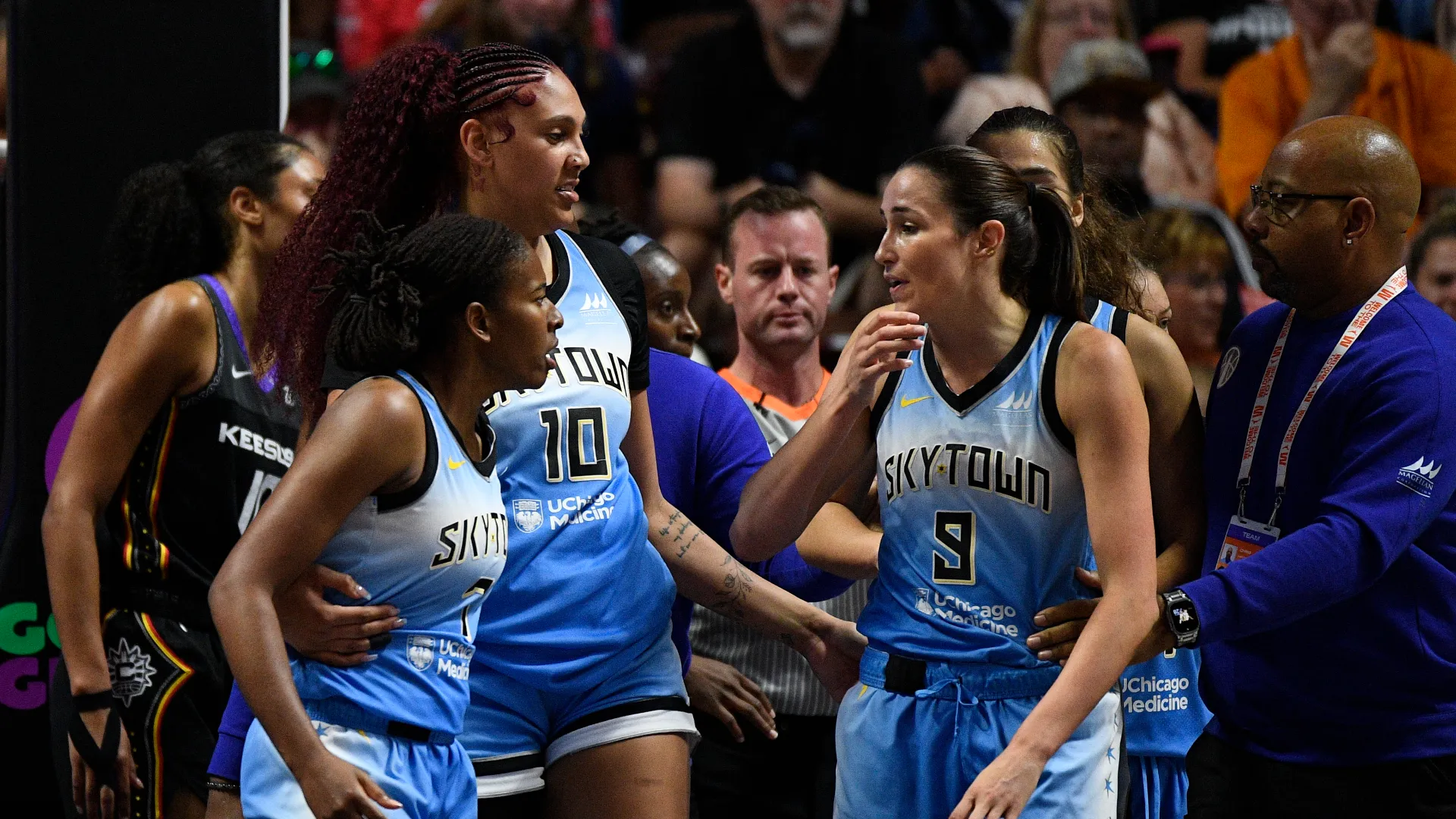 Nel secondo quarto della sfida di WNBA tra Connecticut Sun e Chicago Sky, Bria Hartley delle Sun ha spinto Rebecca Allen delle Sky
