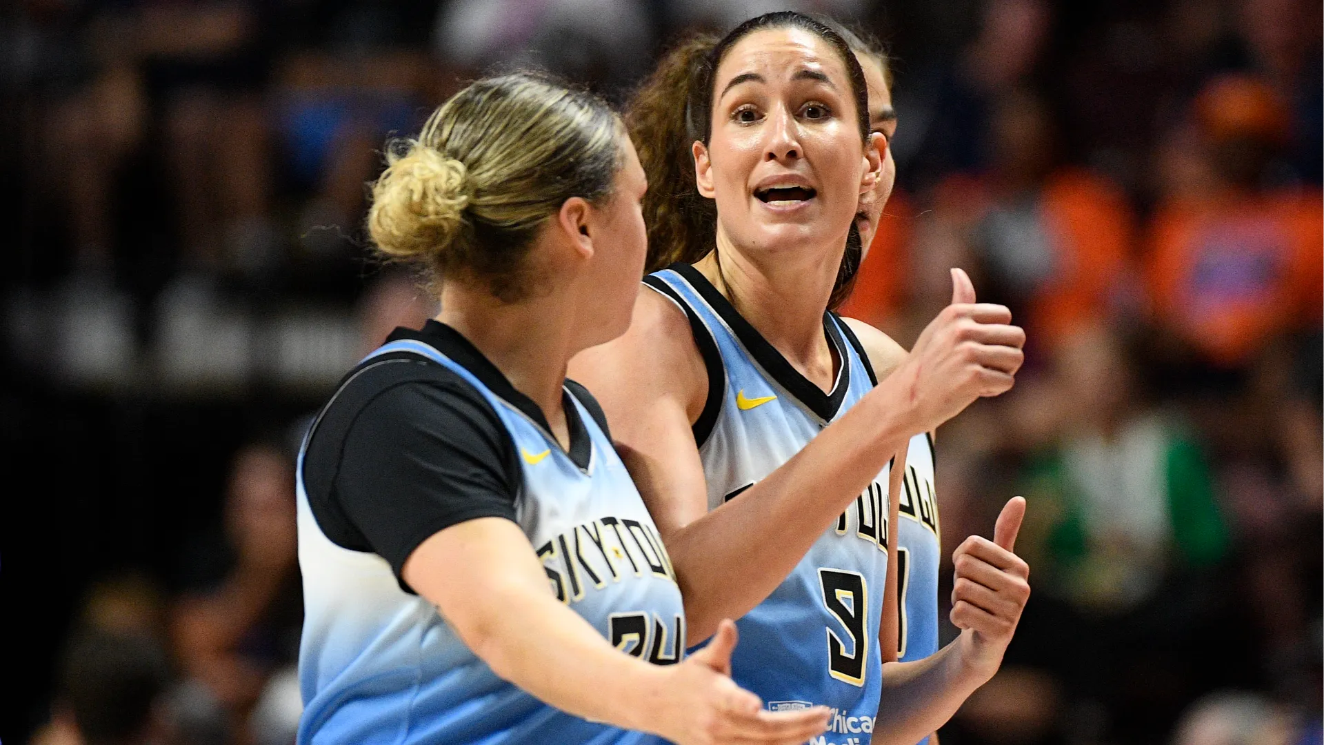 Ariel Atkins delle Sky è intervenuta per separarle, ma nel movimento ha urtato un arbitro
