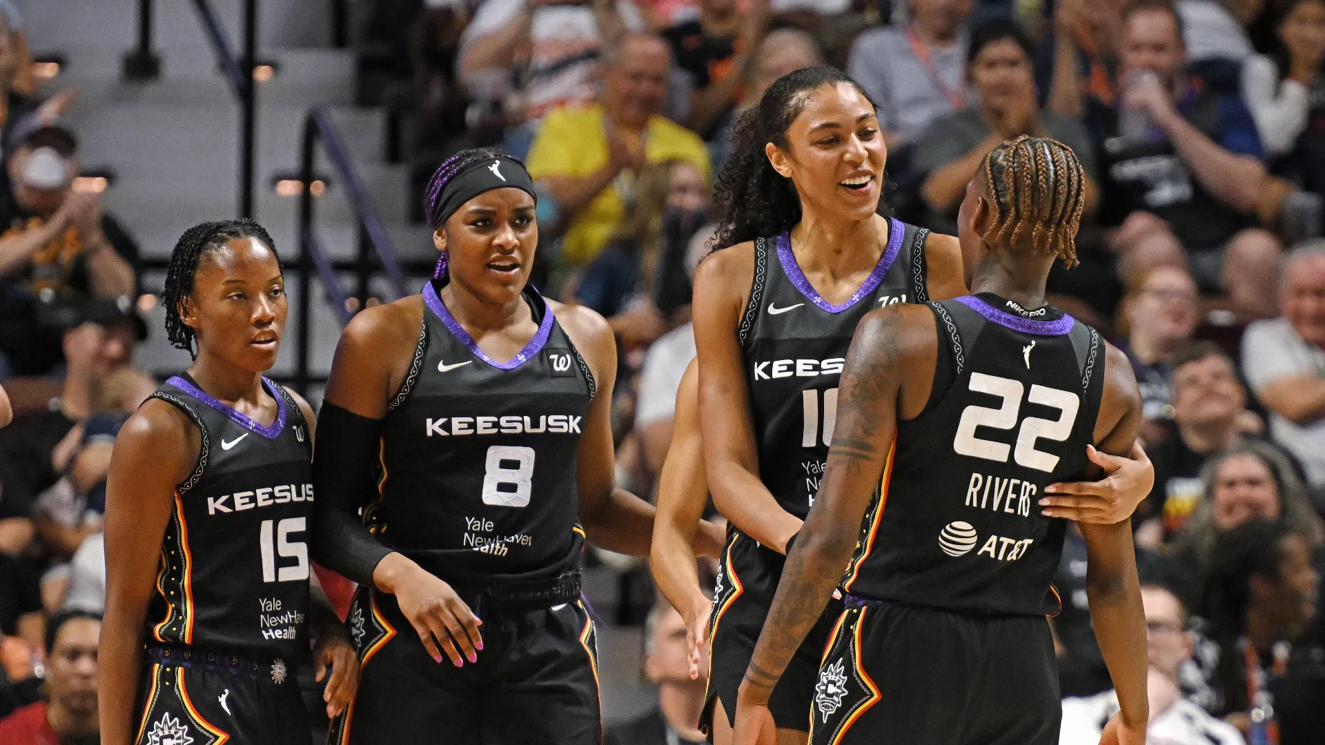 Aneesah Morrow e Olivia Nelson-Ododa hanno contribuito con rimbalzi, stoppate e difese perfette
