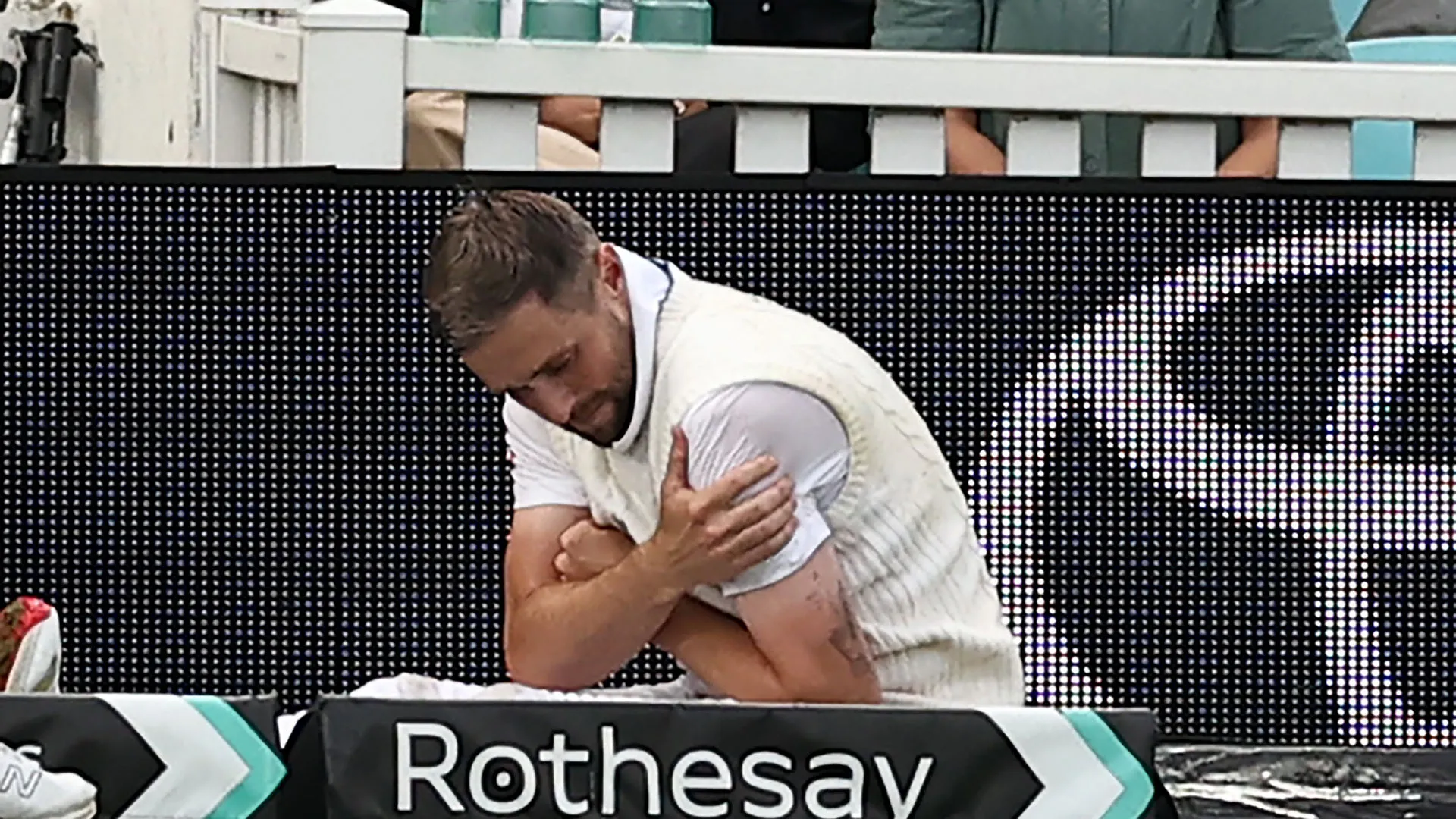 Chris Woakes è stato immediatamente soccorso dallo staff medico inglese

