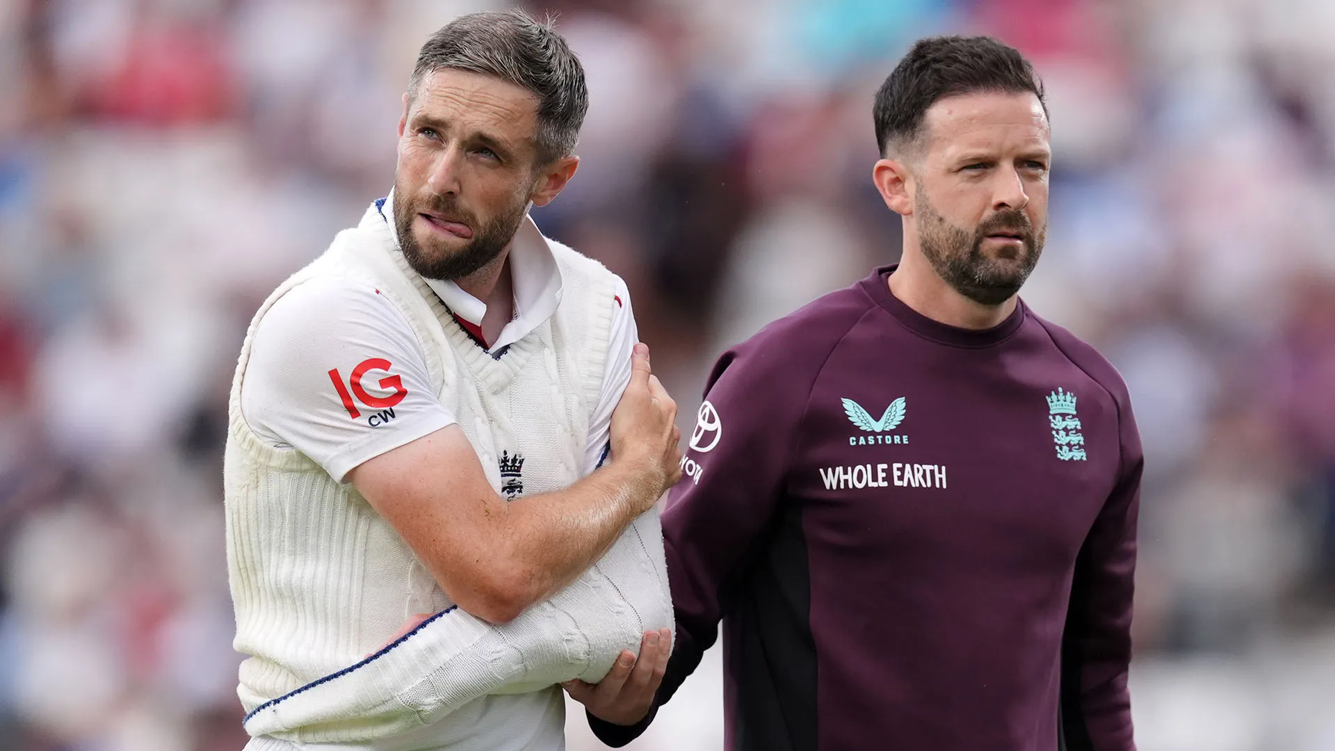 Chris Woakes si teneva il braccio per non far muovere la spalla
