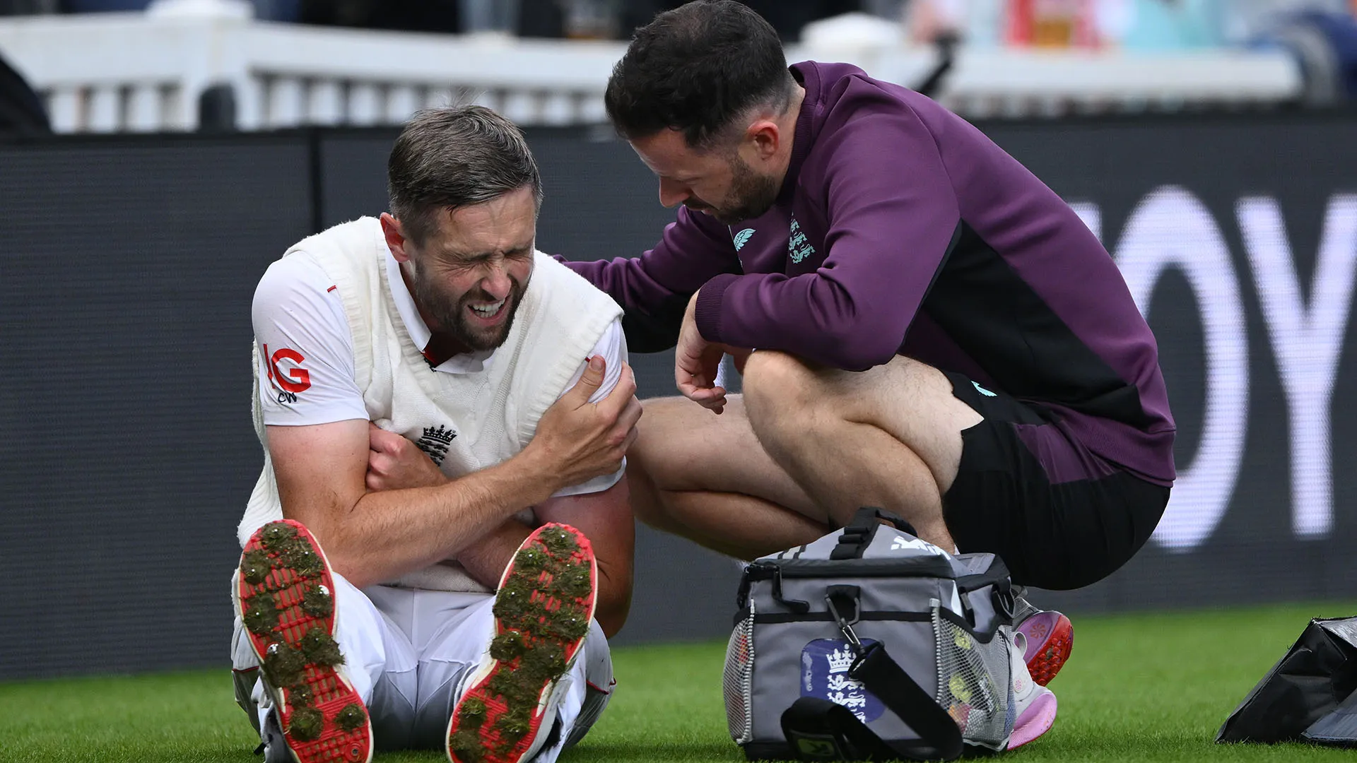 Troppo, però, il dolore: Chris Woakes ha dovuto lasciare il campo
