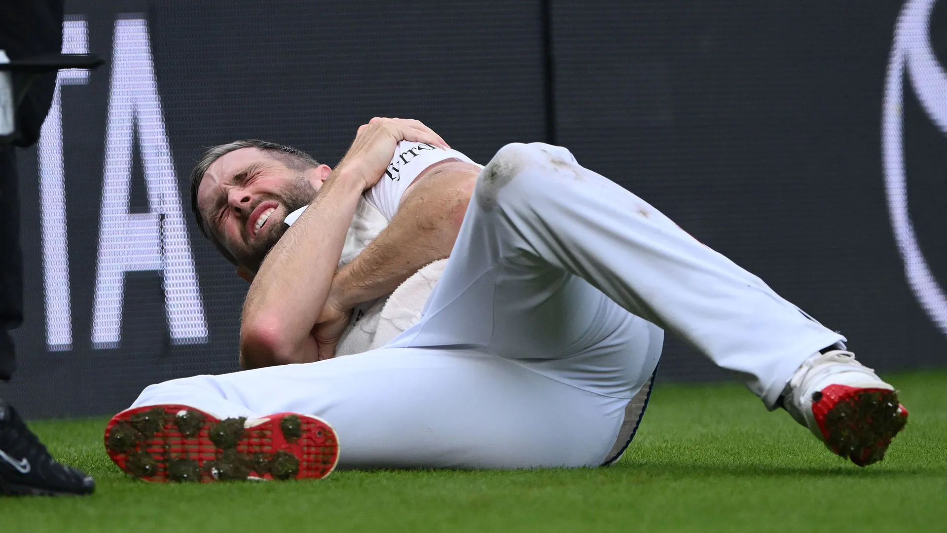 Grande preoccupazione per Chris Woakes durante il primo giorno del quinto test match tra Inghilterra e India
