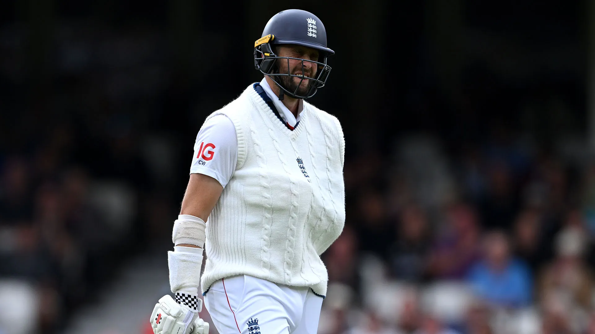Chris Woakes è entrato in campo con un braccio sotto la maglietta
