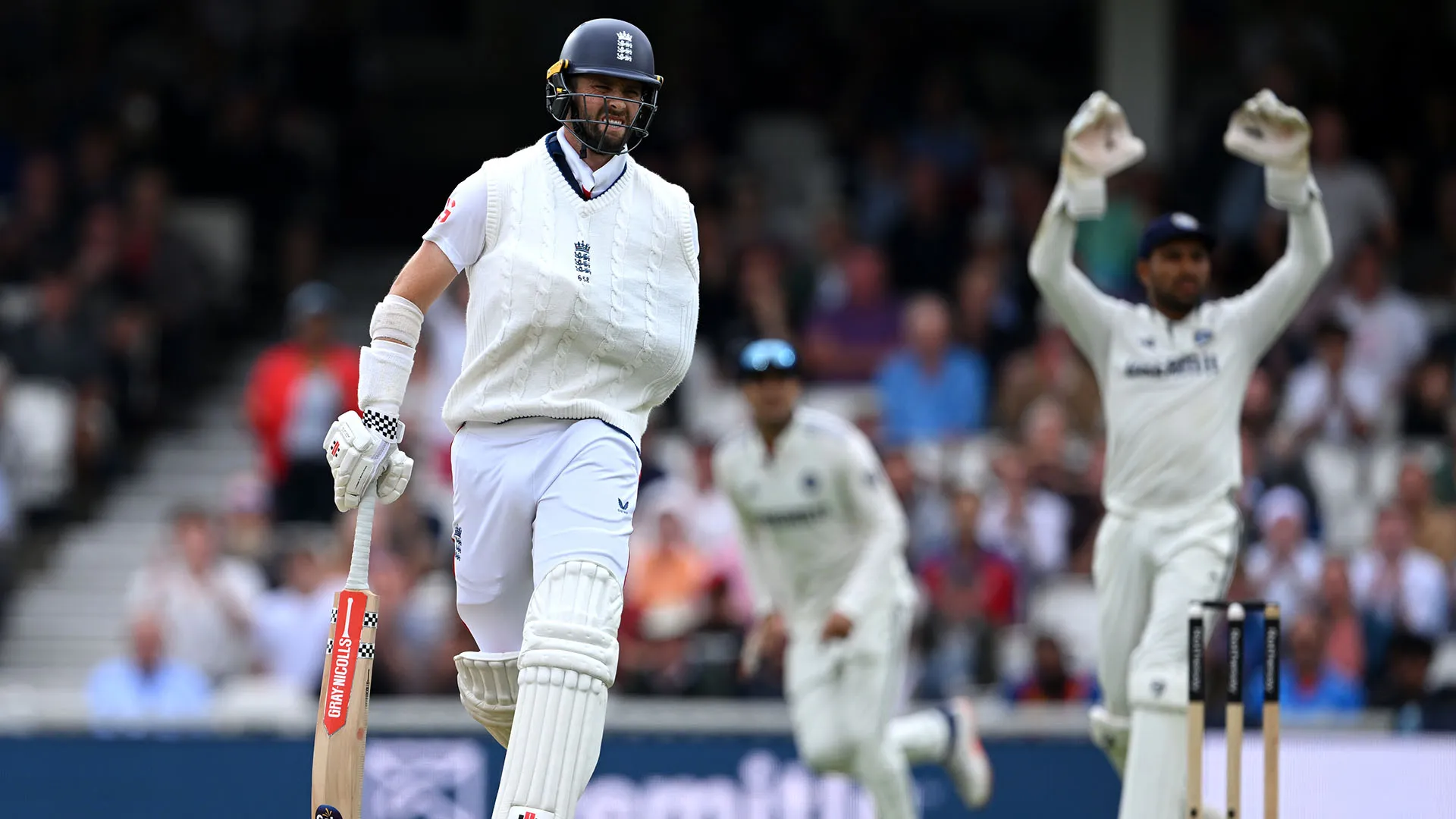 Nonostante il dolore, Chris Woakes è sceso in campo per battere
