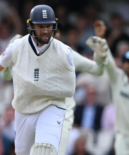 Chris Woakes gioca con un braccio solo, pubblico incredulo: le foto
