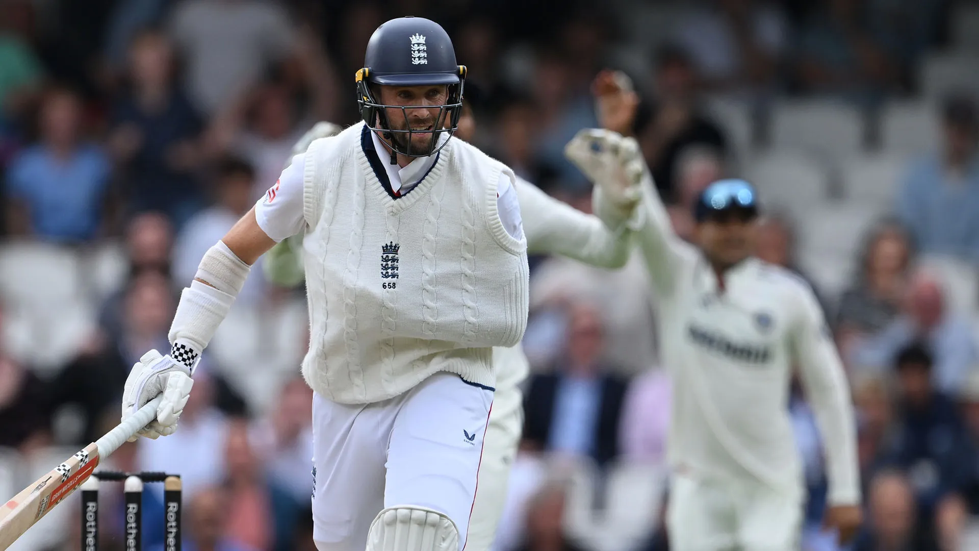 Chris Woakes gioca con un braccio solo, pubblico incredulo
