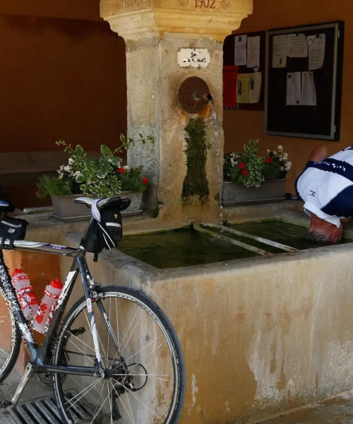 Sindaco attacca i ciclisti: “Entrano al cimitero solo per lavarsi, urlano e insultano”. Multe in arrivo