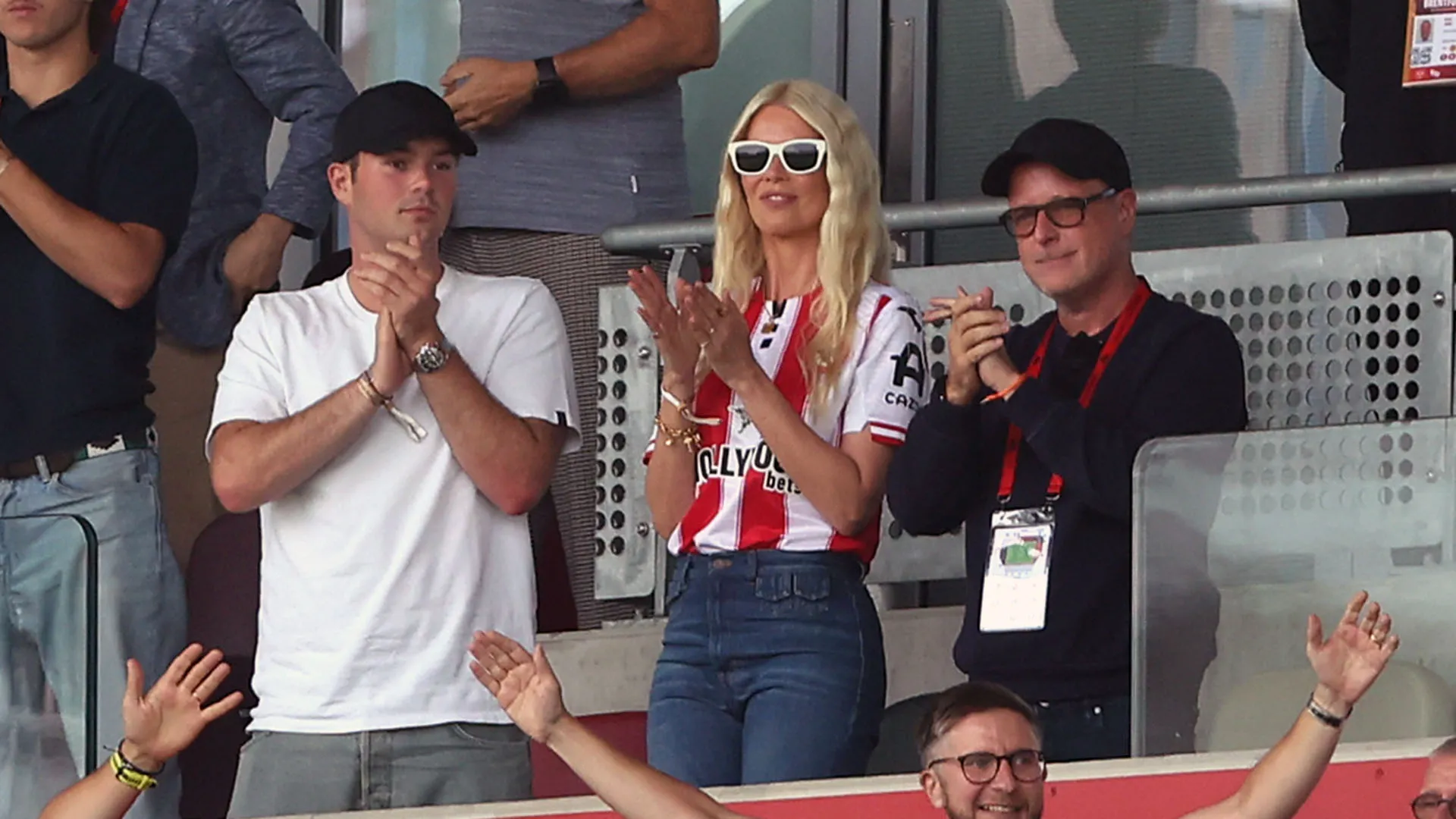Claudia Schiffer era presente al Gtech Community Stadium, vestita con la maglia biancorossa del suo club del cuore, il Brentford