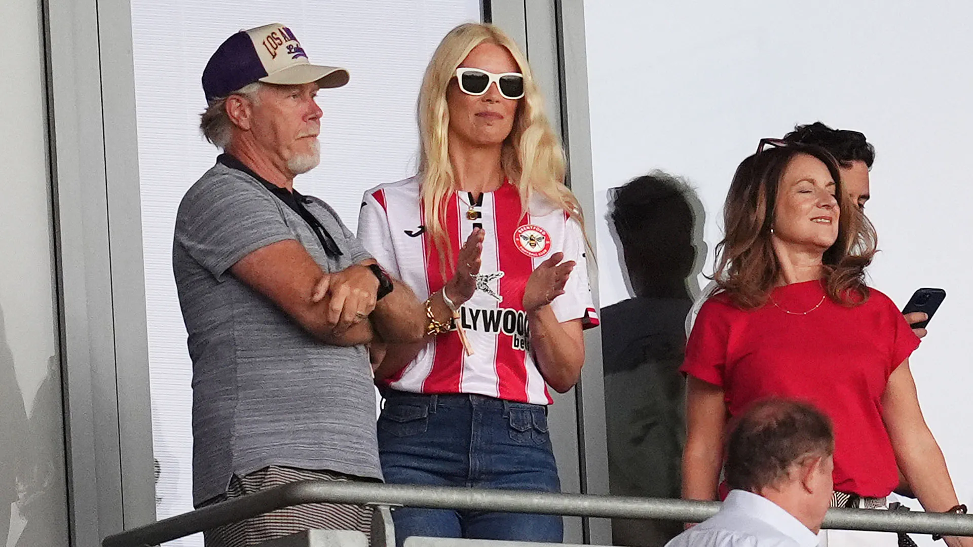 La top model e attrice tedesca ha rubato la scena durante la partita di Premier League tra Brentford e Aston Villa