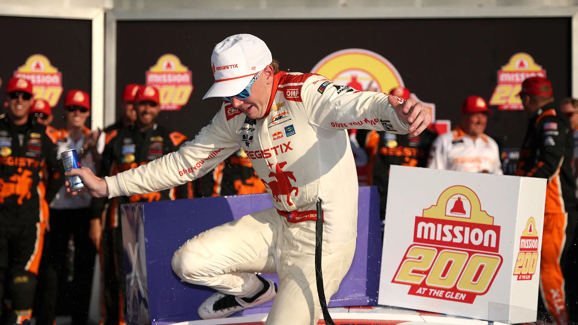 Per esultare, Connor Zilisch è salito sulla sua auto ma qualcosa è andato storto