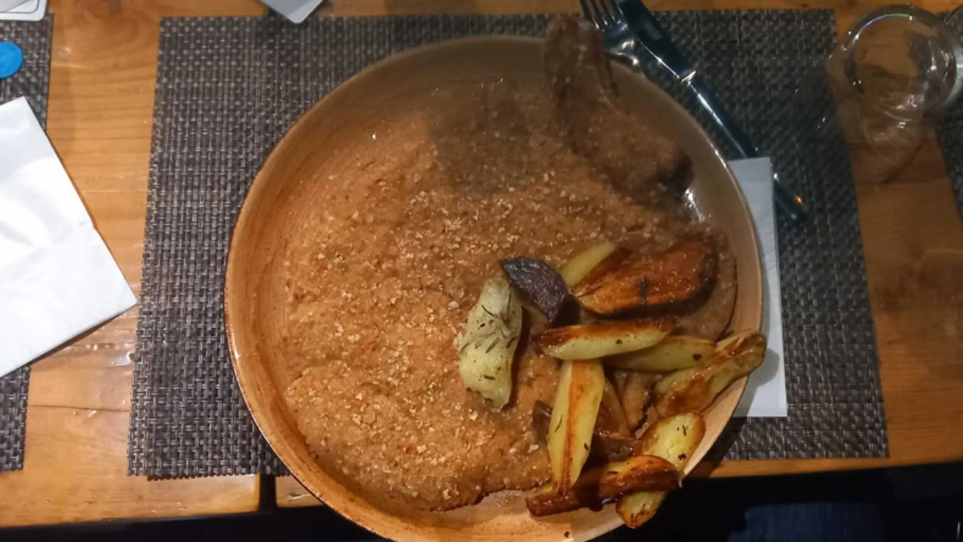 C di cotoletta alla milanese: ne va pazzo, in particolare per quella preparata dalla nonna