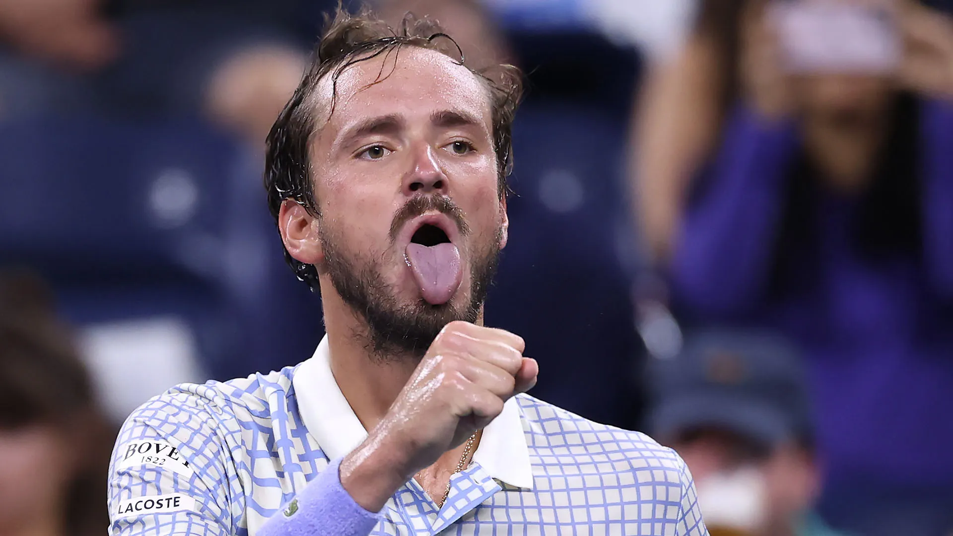 Il tennista russo durante la partita ha aizzato il pubblico con alcuni gesti osceni
