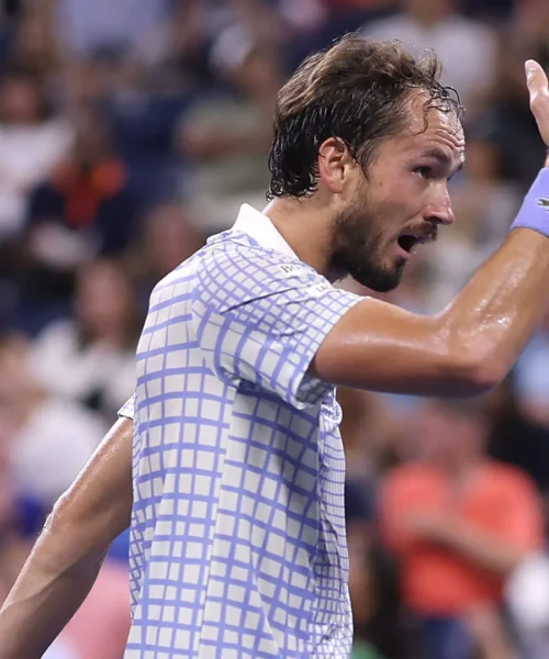 Daniil Medvedev, via il coach dopo il ko con sceneggiata agli US Open