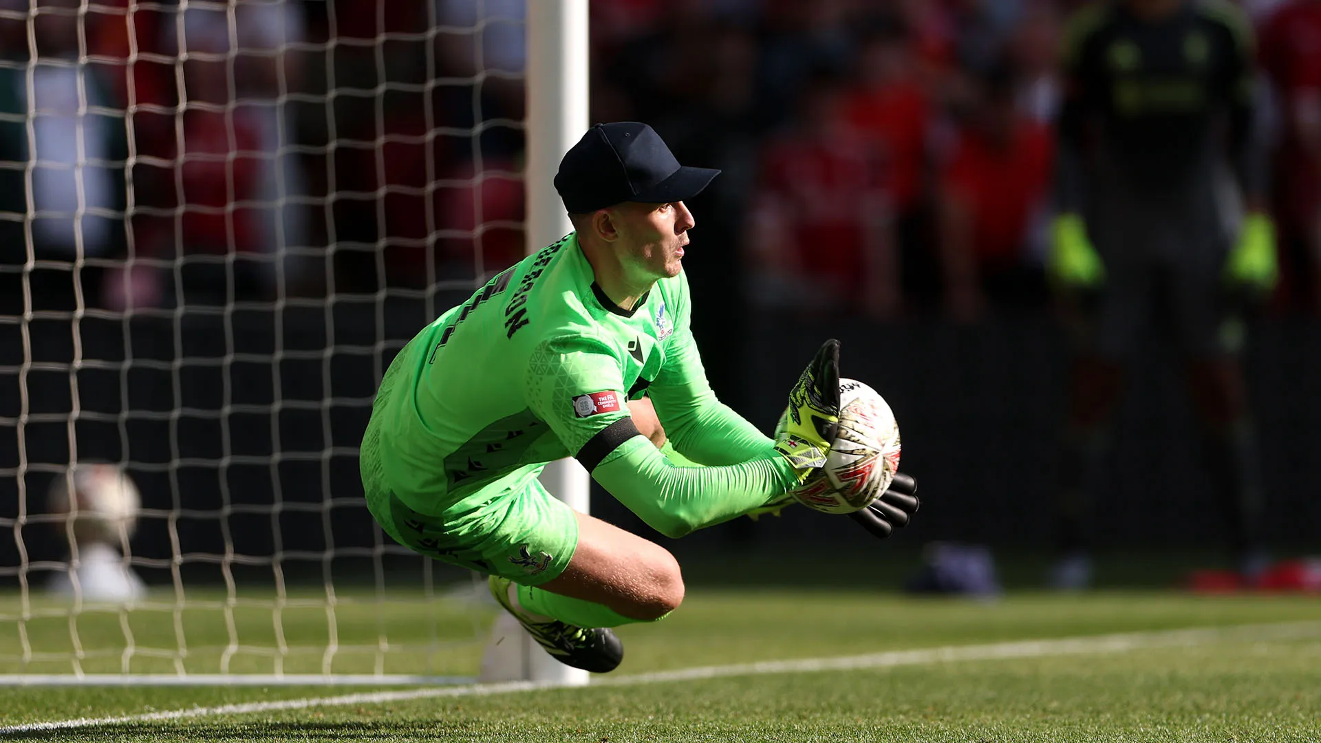 Il portiere del Palace, che indossava un cappellino da baseball per ripararsi dal sole, ha parato due rigori degli avversari