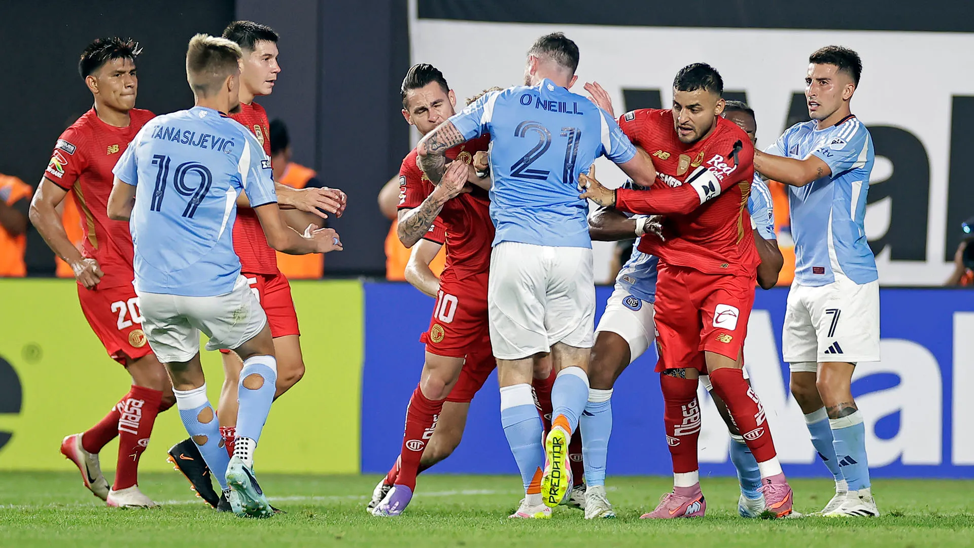 Sembrava più una lotta che una partita di calcio
