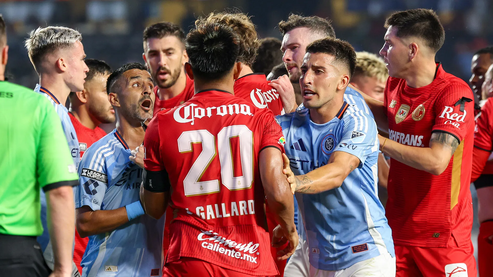 Vergogna assoluta: da calciatori professionisti ci si aspetta tutt'altra condotta