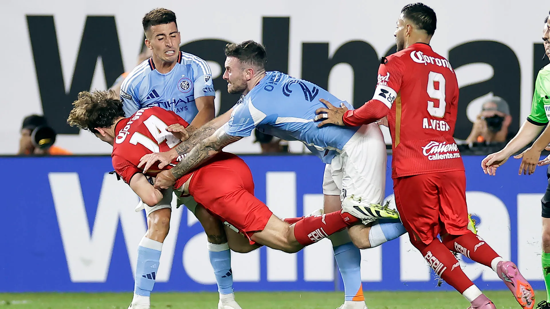 Successivamente si è scatenata una grossa rissa che ha coinvolto vari calciatori