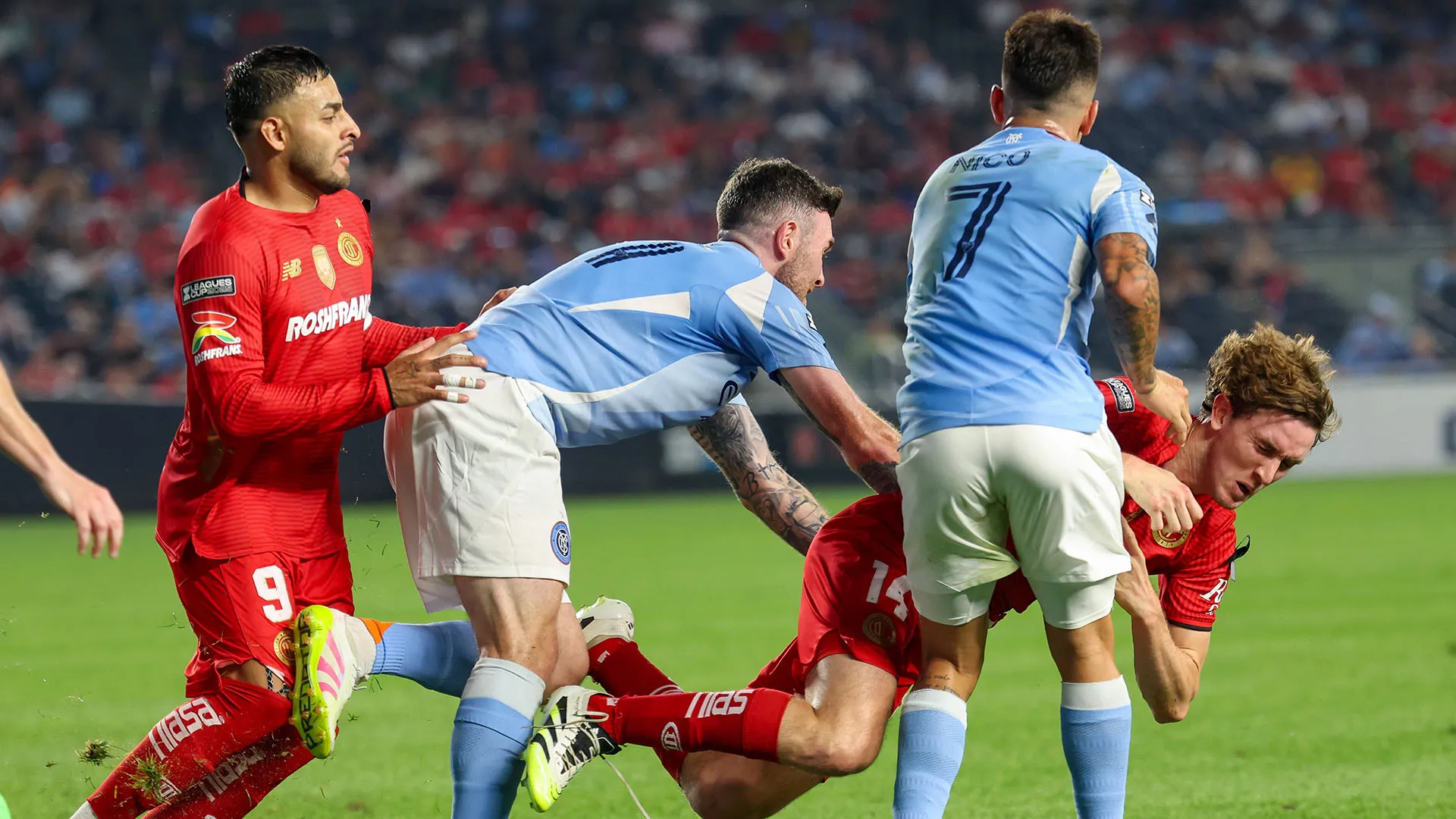 Marcel Ruiz ha fatto un intervento piuttosto duro e i calciatori del New York City l'hanno aggredito